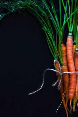 Arka planda taze havuç manzarasını kapat