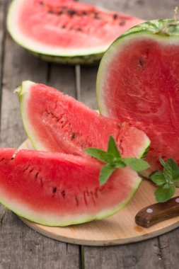 Ahşap yeşil arka planda karpuz.