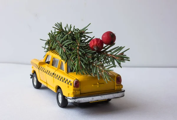 Żółta Zabawka Drzewem Bagażniku Boże Narodzenie — Zdjęcie stockowe