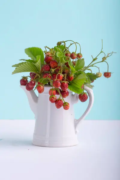 Vista Vicino Delle Fragole Appena Raccolte Brocca Porcellana — Foto Stock