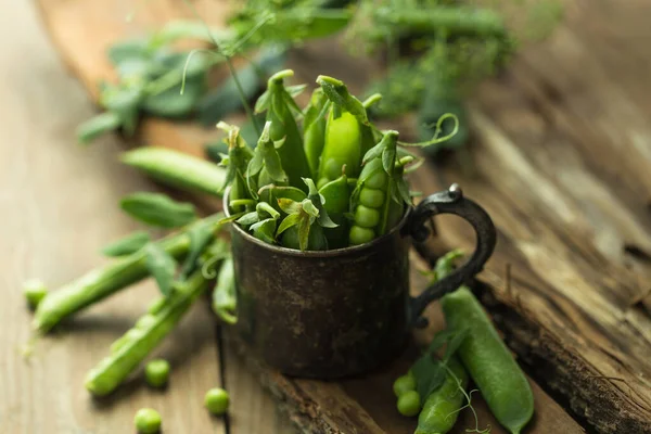 Geschälte Grüne Erbsen Becher Auf Einem Holztisch — Stockfoto