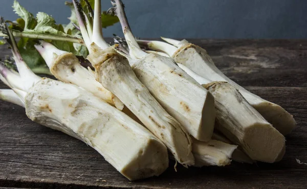 Pepparrot Ett Träbord — Stockfoto