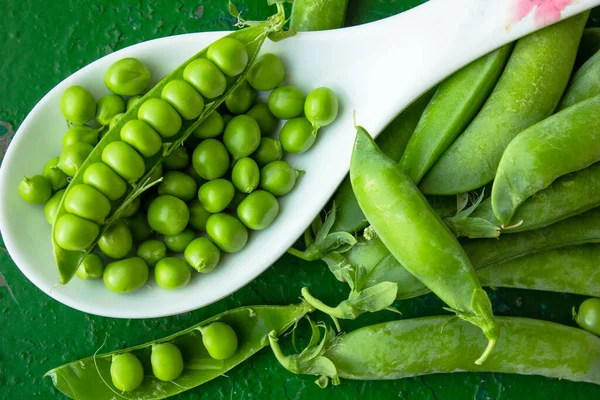 Frische Grüne Erbsen Und Schoten Als Hintergrund — Stockfoto