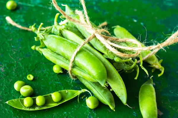 Färska Gröna Ärtor Och Skida Som Bakgrund — Stockfoto