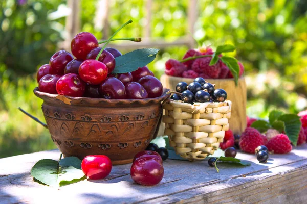 Verschiedene Frische Beeren Mit Blättern Freien — Stockfoto