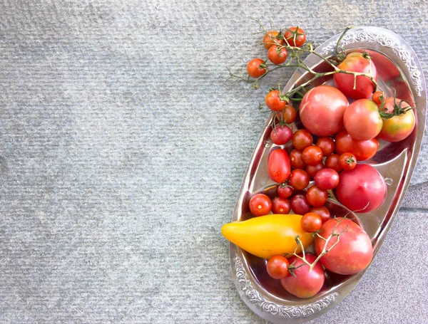 Vários Tomates Coloridos Mesa Vista Superior Espaço Cópia — Fotografia de Stock