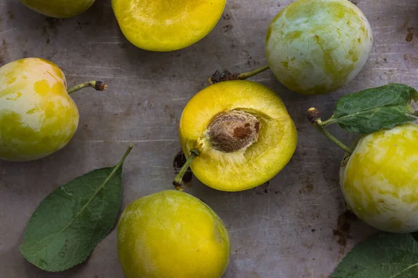 Différentes Prunes Jardin Sur Table Bois — Photo