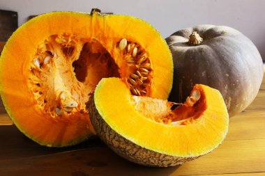 Balkabağı ikiye bölünmüş ve tamamen gri