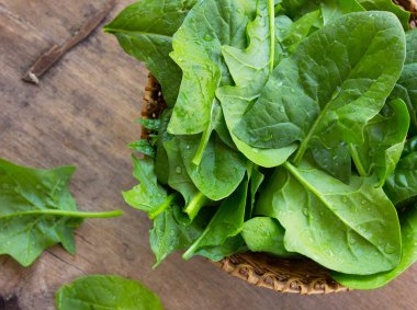  Taze ıspanak yaprakları. Sağlıklı sebze yemeği kavramı