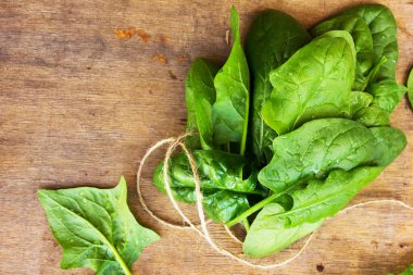 Masada taze ıspanak var.