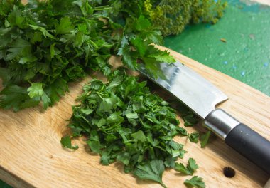 Tahtadaki gümüş metal kasede maydanoz filizleri. Organik antioksidan besin kaynağı, K vitamini, C vitamini ve A vitamini..