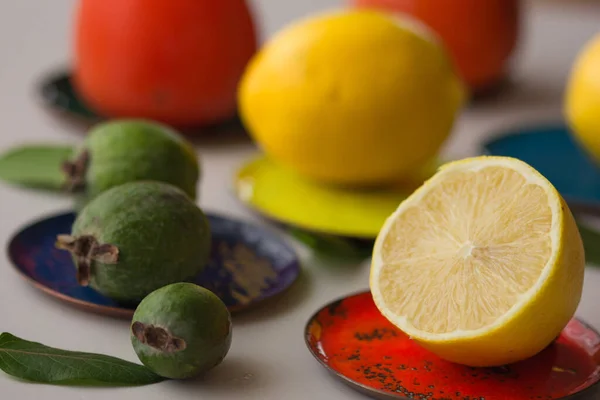 Limoni Con Frutti Feijoa Sul Tavolo — Foto Stock