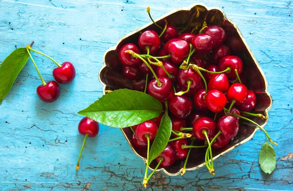 Süße Reife Frische Kirschen Silberner Schale Auf Weißem Hintergrund Garten — Stockfoto