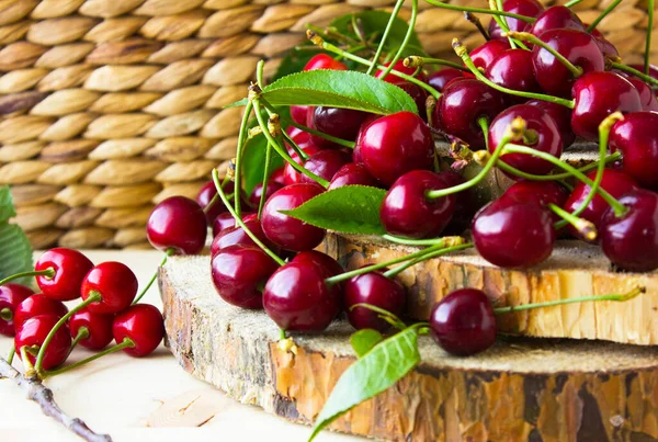 Cerises Fraîches Mûres Rouges Sur Fond Sac Bois Jardin Cerises — Photo