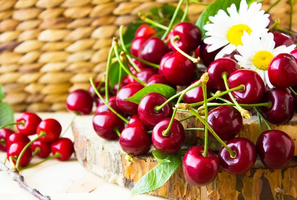 Cerises Fraîches Mûres Rouges Sur Fond Sac Bois Jardin Cerises — Photo