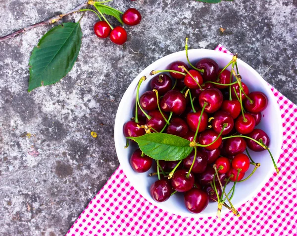 Rote Reife Frische Kirschen Schale Auf Betongrund Garten Frische Bio — Stockfoto