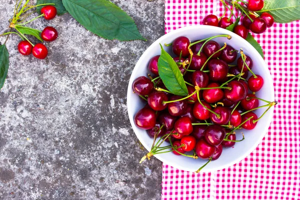 Frische Kirschbeeren Schale Auf Rustikalem Betongrund — Stockfoto