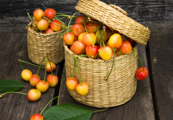 Cerises Juteuses Mûres Dans Panier Bois — Photo