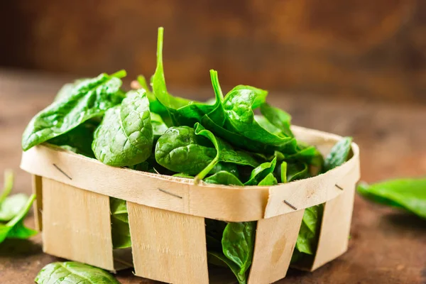 Frische Bio Spinatblätter Korb Auf Einem Holztisch Diät Diätkonzept Vegane — Stockfoto