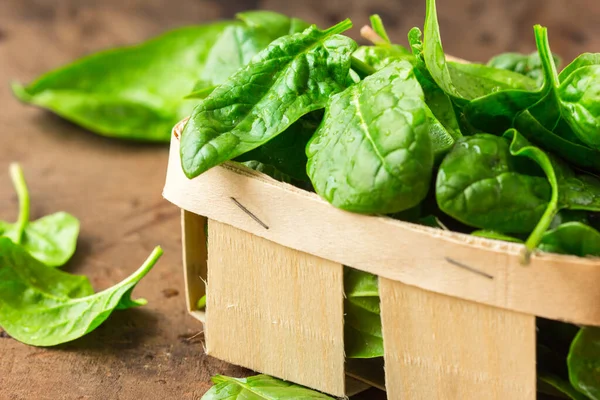 Färska Ekologiska Spenatblad Korg Ett Träbord Kost Bantningskoncept Vegansk Mat — Stockfoto