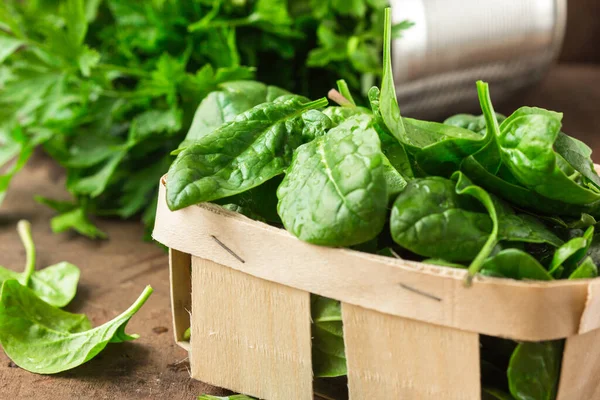 Frische Bio Spinatblätter Korb Auf Einem Holztisch Diät Diätkonzept Vegane — Stockfoto