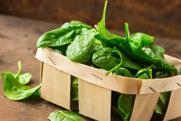 Frische Bio Spinatblätter Korb Auf Einem Holztisch Diät Diätkonzept Vegane — Stockfoto