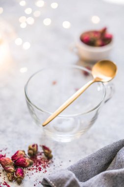 Kremalı krema ve ahududulu beyaz pasta. 