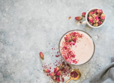 Sütlü pembe kibrit latte. Moda içeceği. Noel içeceği