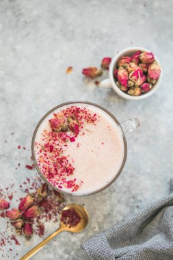 Sütlü pembe kibrit latte. Moda içeceği. Noel içeceği