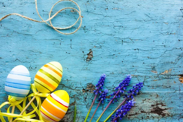 Uova Pasqua Colorate Sfondo Tavolo Legno — Foto Stock