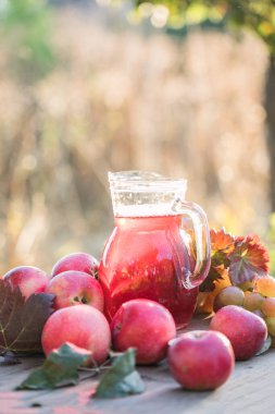 Ahşap Arkaplan 'da ev yapımı elma suyu, meyve suyu veya üzüm suyu.