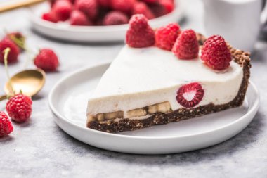Taze ahududulu ev yapımı cheesecake. Böğürtlenli lezzetli peynirli pasta, sağlıklı organik yaz tatlısı.