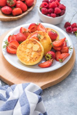 Tatlı süzme peynirli gözleme tabakta çilek vardı. Rus şurubu, ricotta böreği ya da kremalı börek..