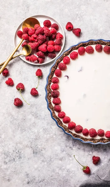 Taze ahududulu ev yapımı cheesecake. Böğürtlenli lezzetli peynirli pasta, sağlıklı organik yaz tatlısı.