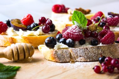 Lokanta Yemeği - Peynirli, üzümlü, böğürtlenli, çeşitli lezzetli.