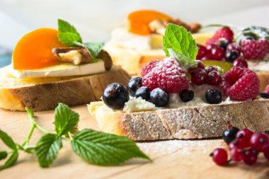 Lokanta Yemeği - Peynirli, üzümlü, böğürtlenli, çeşitli lezzetli.