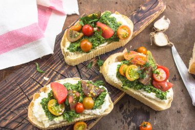 Pesto soslu sandviç ve doğranmış domates.. 