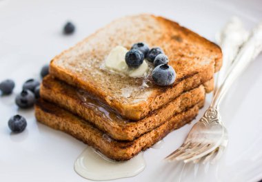 Ballı, tereyağlı ve yabanmersinli tost