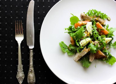 Kremalı krema ve ahududulu beyaz pasta. 