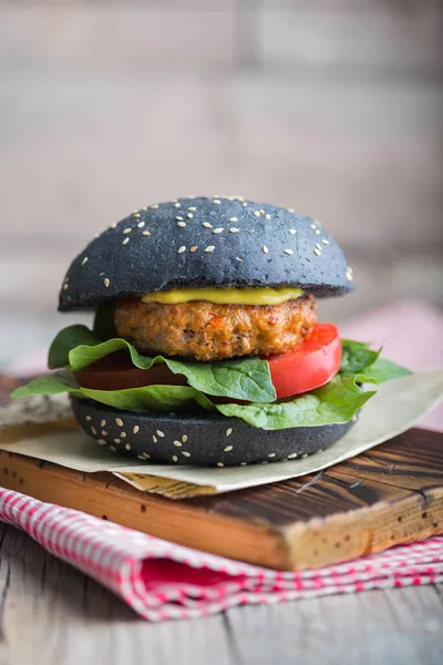 Μαύρο Burger Μοσχαρίσιο Κρέας Σπανάκι Ντομάτα Και Σάλτσα — Φωτογραφία Αρχείου