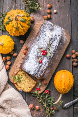 Kesme tahtasında lezzetli balkabağı keki. Balkabaklı bir somun ekmek.