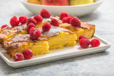 Bir parça taze ev yapımı elmalı turta..