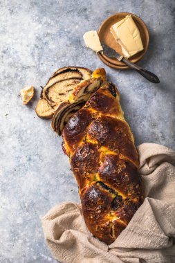Geleneksel Yunan Paskalya Ekmeği - dilimlenmiş tsoureki. Fındıklı ve çikolatalı tatlı brioche örgü