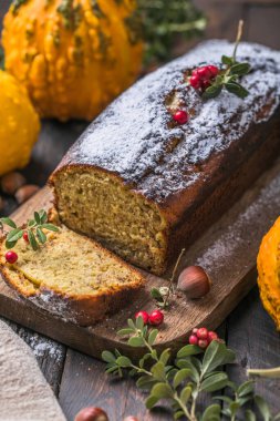 Kesme tahtasında lezzetli balkabağı keki. Balkabaklı bir somun ekmek.