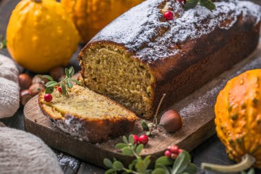 Kesme tahtasında lezzetli balkabağı keki. Balkabaklı bir somun ekmek.