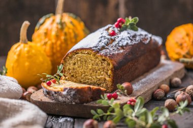 Kesme tahtasında lezzetli balkabağı keki. Balkabaklı bir somun ekmek.