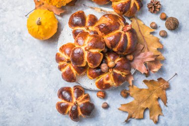 Balkabaklı çörek. Cadılar Bayramı Yemek Konsepti. Sonbahar yemekleri