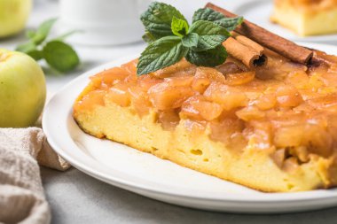 Elma ve tarçınlı süzme peynir güveci. Sağlıklı bir kahvaltı kavramı. Tatlı yemek, glütensiz, ev yapımı kekler.