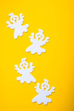 Canlı sarı arka planda cadılar bayramı dekorasyonu çerçevesi. Yassı örümcekler, yarasalar, böcekler yatıyordu. Kopyalama alanı olan üst görünüm. Tatil tebrik kartı modeli..