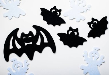 Pastel beyaz arka planda cadılar bayramı dekorasyonu çerçevesi. Yassı örümcekler, yarasalar, böcekler yatıyordu. Kopyalama alanı olan üst görünüm. Tatil tebrik kartı modeli..